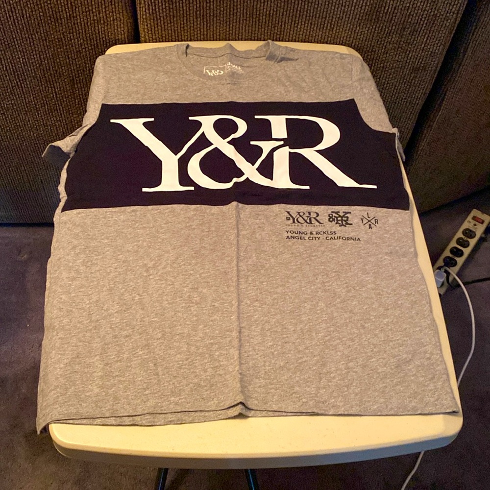Young & Reckless short sleeve T-shirt. Size: S. Color: Gray/Black